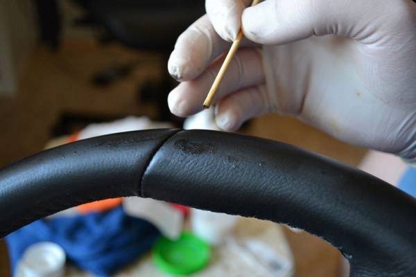 Чем покрасить и как восстановить кожаный руль? Проверенный лайфхак - фото