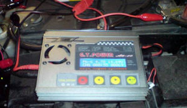 Правильная зарядка автомобильного аккумулятора — каким током заряжать и как ... - фото