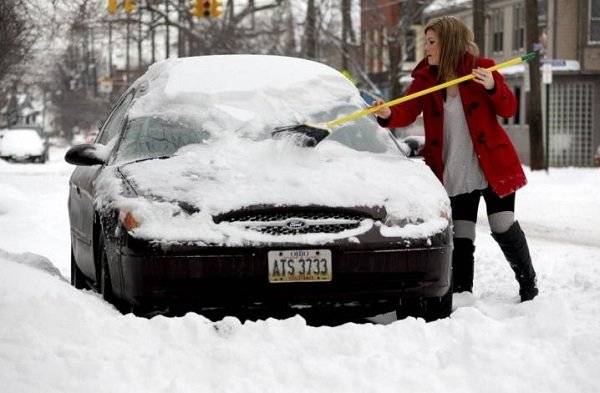 Правильно чистим машину от снега и льда - фото