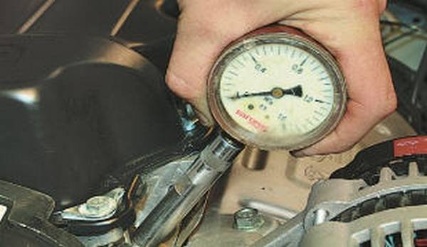Проверка компрессии (давления) в цилиндрах двигателя автомобиля - фото