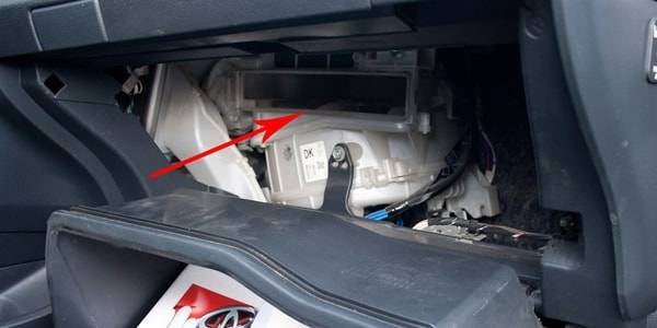 Поменять салонный фильтр в Toyota Corolla с фото